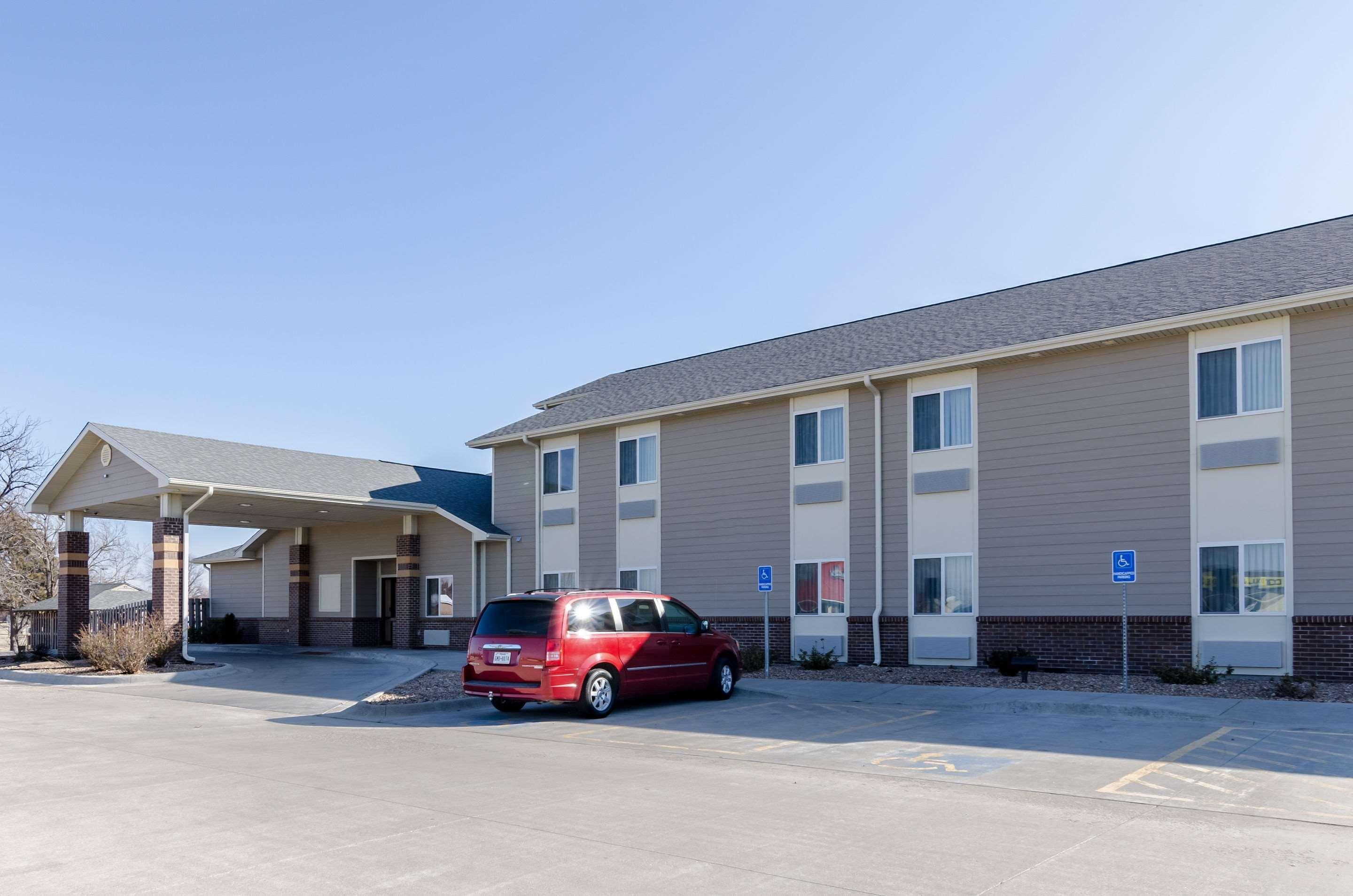 Rodeway Inn & Suites Hoisington Exterior photo