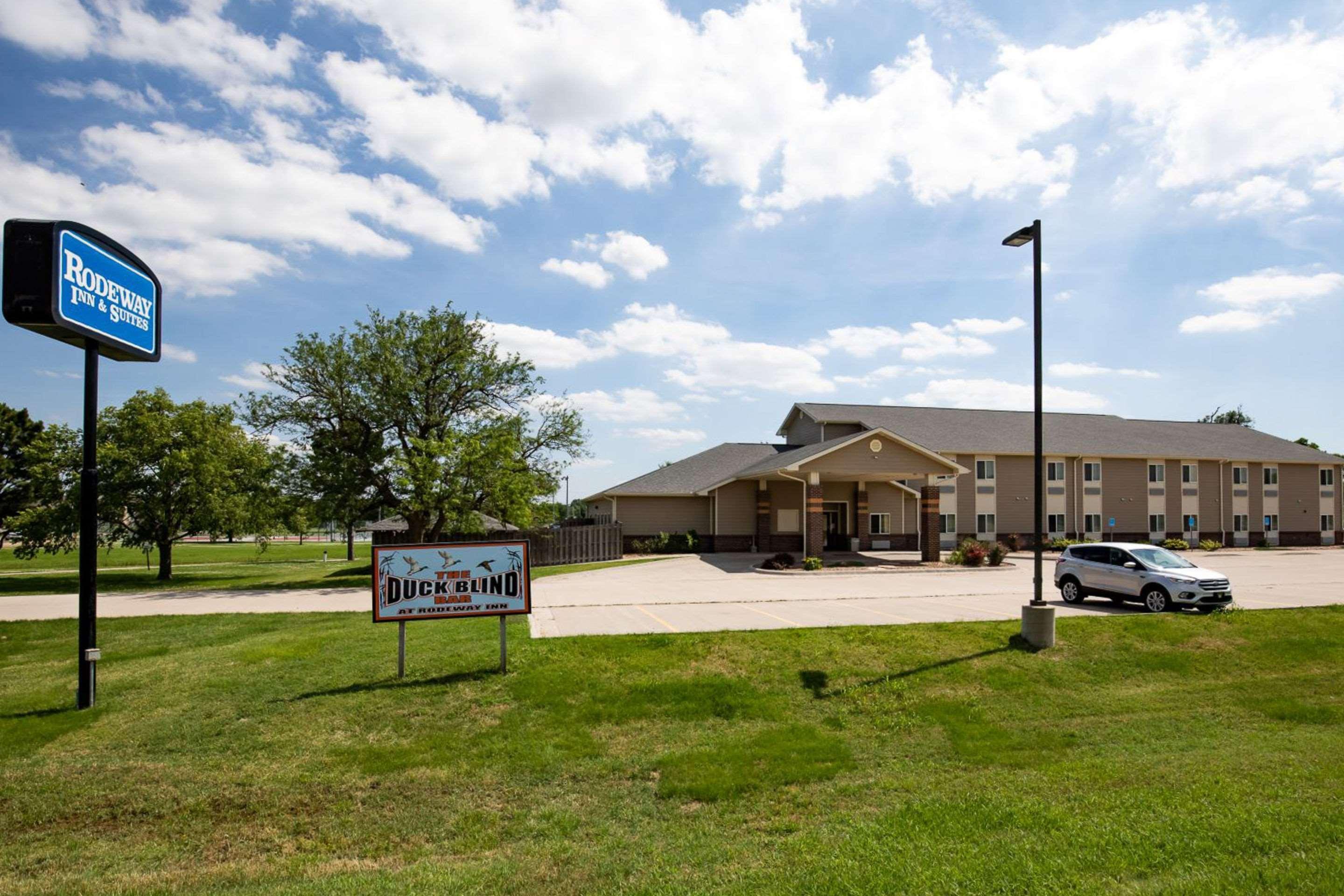 Rodeway Inn & Suites Hoisington Exterior photo